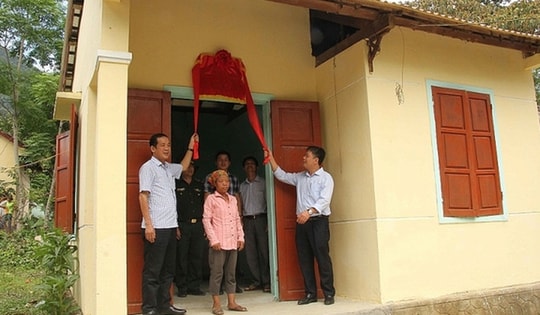 Thanh Hóa 'trao nhà' cho hộ vượt chuẩn nghèo