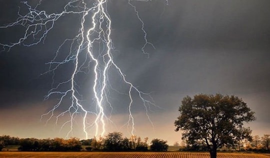 Chuyên gia cảnh báo khả năng xảy ra dông sét liên tiếp chiều nay ở Hà Nội, Phú Thọ