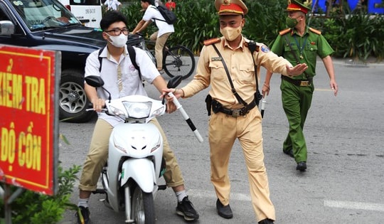 Đi xe máy không biển, 'đầu trần',... nhiều học sinh Hà Nội bị xử lý