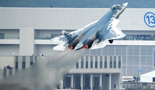 Màn nhào lộn ngoạn mục của Su-57 gây choáng ngợp trên không