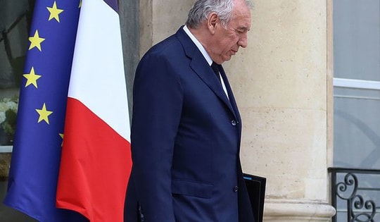 Chính phủ Pháp sụp đổ sau thất bại trong cuộc bỏ phiếu tín nhiệm