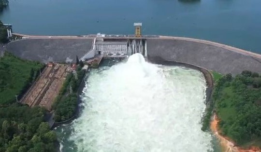 Mở 2 cửa xả hồ thủy điện Thác Bà ứng phó với mưa lớn