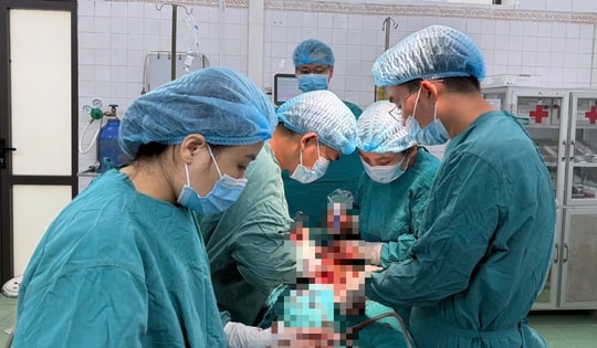 Cứu sống người phụ nữ có khối u 'khủng' bị xoắn, nguy cơ vỡ