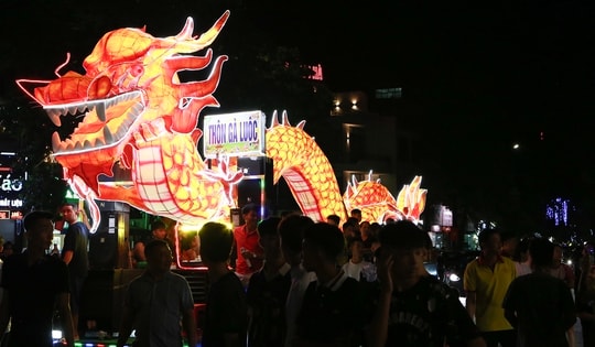 Lung linh sắc màu đèn Trung thu khổng lồ trong Lễ hội Thành Tuyên 2025