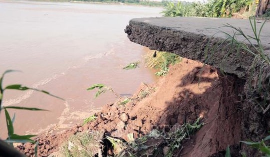 Công bố tình huống khẩn cấp về sạt lở bờ, vở sông Thao đoạn qua xã Tam Nông (Phú Thọ)