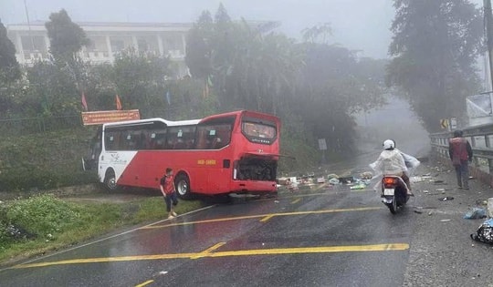 Xe khách chở 36 người mất phanh, lao vào taluy trước cổng trường học ở Lào Cai