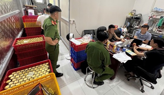 Đánh sập đường dây sản xuất, tiêu thụ hàng chục ngàn hũ nước yến giả