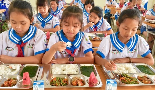 Bữa ăn học đường chờ một bộ luật riêng