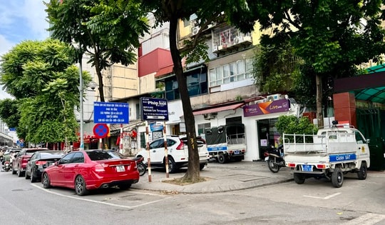 Biển 'Cấm dừng, cấm đỗ' bị thách thức ngay trước trụ sở Công an phường Giảng Võ