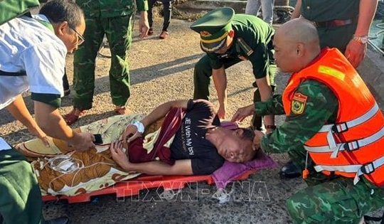 Bộ đội Biên phòng kịp thời cứu ngư dân bị tai nạn trên biển