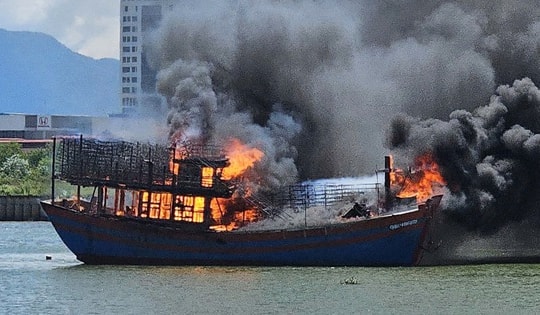 Cháy tàu đang neo trên sông Nhật Lệ, thiệt hại khoảng 2 tỷ đồng