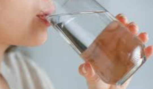 Uống nước nhiều có hại thận không?