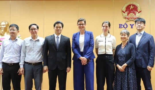 Thứ trưởng Thường trực Bộ Y tế Vũ Mạnh Hà tiếp đoàn Văn phòng WHO tại Việt Nam