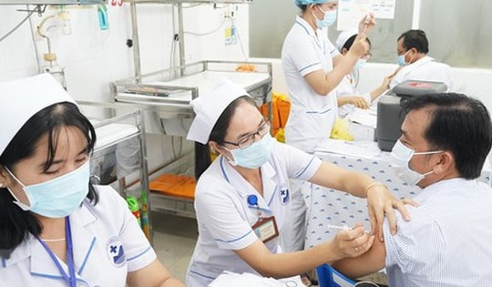 Bác sĩ, dược sĩ được xếp lương từ bậc 2 ngay khi tuyển dụng, nâng phụ cấp ưu đãi lên tối thiểu 70%