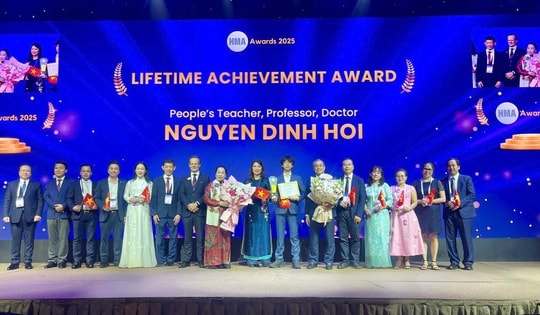 NGND GS.TS.BS Nguyễn Đình Hối được trao giải Cống hiến trọn đời vì những đóng góp cho sự nghiệp y tế