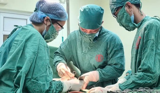 Bé gái 15 tuổi mắc ung thư tế bào mầm buồng trứng hiếm gặp