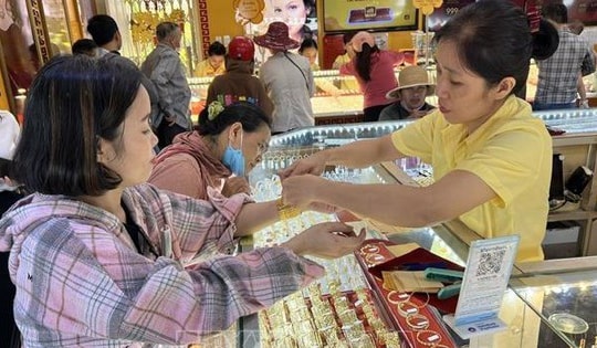 Thủ tướng Chính phủ yêu cầu báo cáo tình hình, giải pháp quản lý thị trường tiền tệ, vàng, chứng khoán