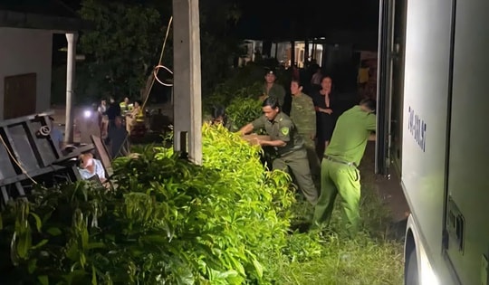 Xe đông lạnh lật ngửa, tông vào nhà dân