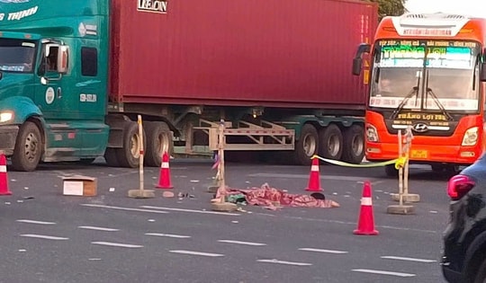 Va chạm với ô tô tải, người phụ nữ và bé gái tử vong thương tâm