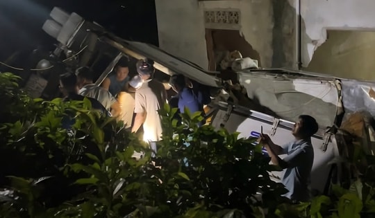 Xe đông lạnh lật ngửa, tông vào nhà dân