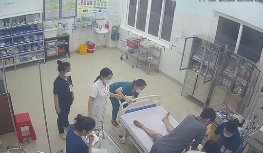 Video 'kéo' lại sự sống cho người đàn ông ngưng tim khi vừa một mình tới khoa cấp cứu