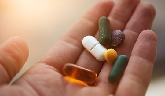 Thời điểm uống vitamin trước hay sau bữa ăn để hấp thu tốt hơn?