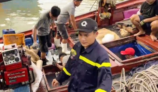 Cảnh sát kịp thời cứu tàu cá đang chìm trên vùng biển Đắk Lắk