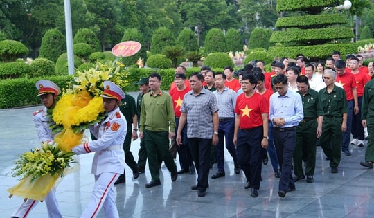 Thứ trưởng Đỗ Xuân Tuyên cùng đoàn Hội Cựu chiến binh Bộ Y tế tri ân các Anh hùng, Liệt sĩ tại Điện Biên