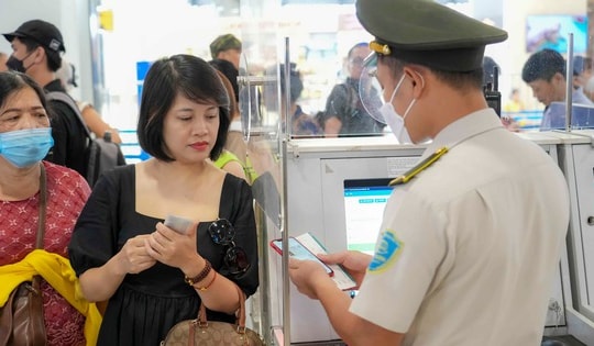 Áp dụng sinh trắc học VNeID tại 100% sân bay trong tháng 10/2025