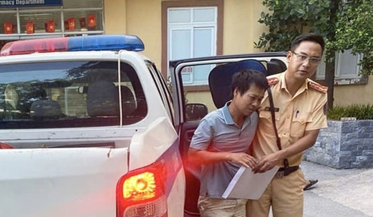 CSGT dùng xe chuyên dụng đưa người đàn ông có biểu hiện bất thường đi bệnh viện cấp cứu