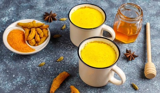 Có nên uống nước nghệ - mật ong với đá lạnh?