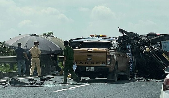 Tai nạn liên hoàn trên cao tốc Pháp Vân - Cầu Giẽ, xe limousine biến dạng