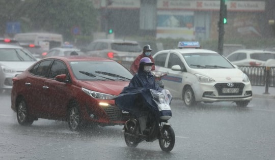 Mưa lớn nhiều nơi khu vực nội thành Hà Nội, đề phòng lốc, sét
