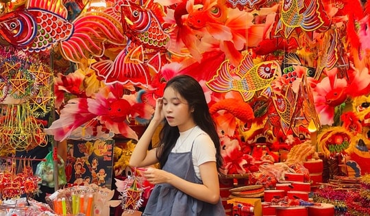 Phố Hàng Mã rực rỡ sắc màu, nhộn nhịp trước thềm Tết Trung thu