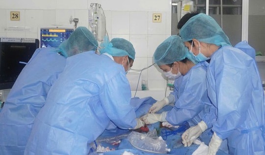 Ho có đờm xanh suốt 10 ngày, bệnh nhân suýt tử vong vì chủ quan