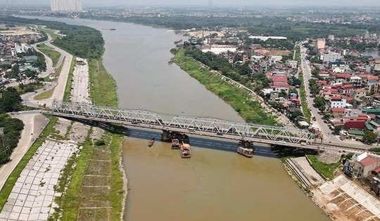 Chuyên gia lo ngại xây đường sắt đô thị dọc sông Hồng ảnh hưởng hành lang thoát lũ