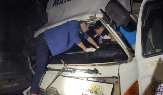 Tài xế mắc kẹt trong cabin sau cú tông đuôi xe tải trên cao tốc Vĩnh Hảo - Phan Thiết