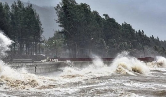 Khi nào vùng áp thấp mạnh lên thành áp thấp nhiệt đới trên Biển Đông?