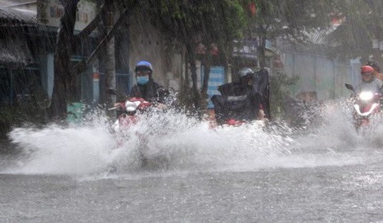 Miền Bắc nắng nóng gay gắt xen kẽ mưa dông gián đoạn