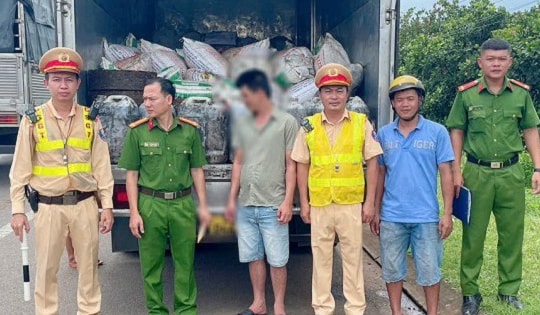 Phát hiện ‘kho’ mỡ động vật không rõ nguồn gốc trên xe tải tại Đồng Nai