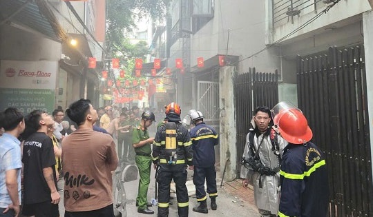 Điều 3 xe cứu hỏa dập tắt đám cháy, cứu cô gái trên tầng thượng ở phố Đình Thôn, Hà Nội