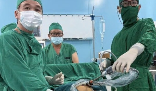 Ê-kíp bác sĩ TPHCM phẫu thuật thành công bướu quái buồng trứng cho bệnh nhân tại Côn Đảo