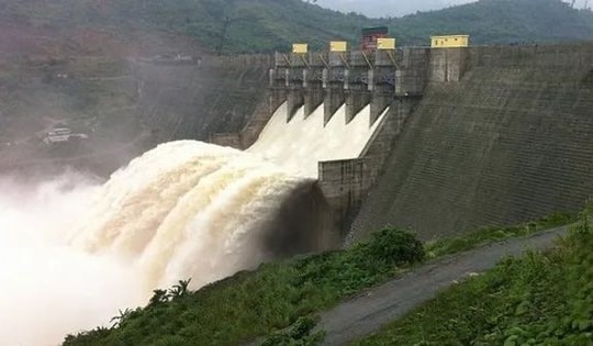 Đóng 2 cửa xả thủy điện Thác Bà ứng phó với mưa lớn
