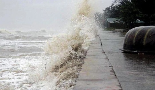 Triển khai các biện pháp ứng phó với vùng áp thấp đang mạnh lên trên Biển Đông