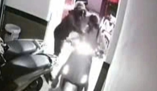 Truy tìm đối tượng sàm sỡ rồi giật túi xách của cô gái tại chung cư mini ở Hà Nội