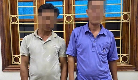 Công an làm việc với 2 đối tượng rải tờ rơi thu mua lợn bỏ ăn ở địa bàn có dịch tả lợn châu Phi