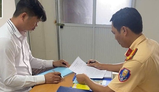 Phạt tài xế cho trẻ thò người ra cửa sổ trời khi ô tô đang chạy