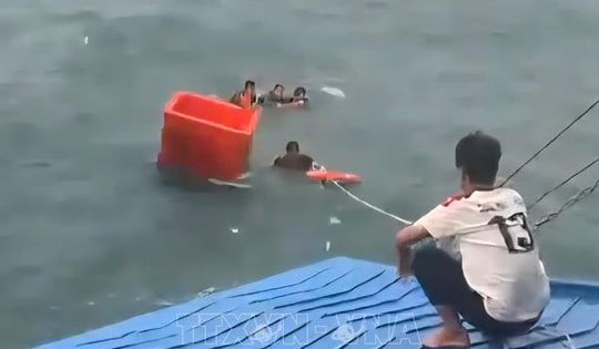 Cứu 4 ngư dân gặp nạn, trôi dạt nhiều giờ trên biển