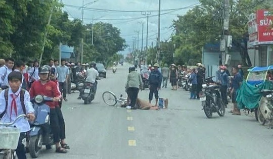 Trên đường đi học về, nam sinh lớp 6 bị ô tô tông tử vong