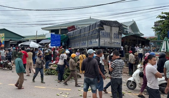 Xe tải lao vào chợ, nhiều người thương vong
